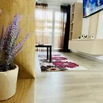Apartment Mountain Crib In Urban Plaza W. Parking & Netflix Brașov