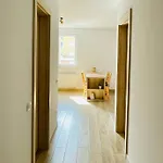 Mountain Crib In Urban Plaza W. Parking & Netflix Apartment Brașov