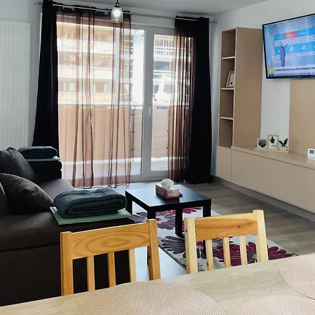 Mountain Crib In Urban Plaza W. Parking & Netflix דירה