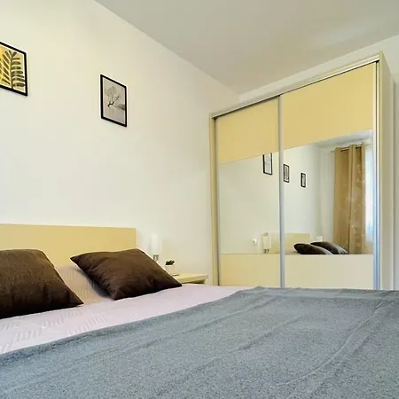 Apartment Mountain Crib In Urban Plaza W. Parking & Netflix Brașov