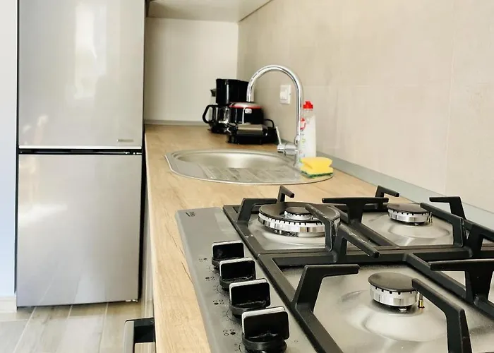 Mountain Crib In Urban Plaza W. Parking & Netflix Apartment