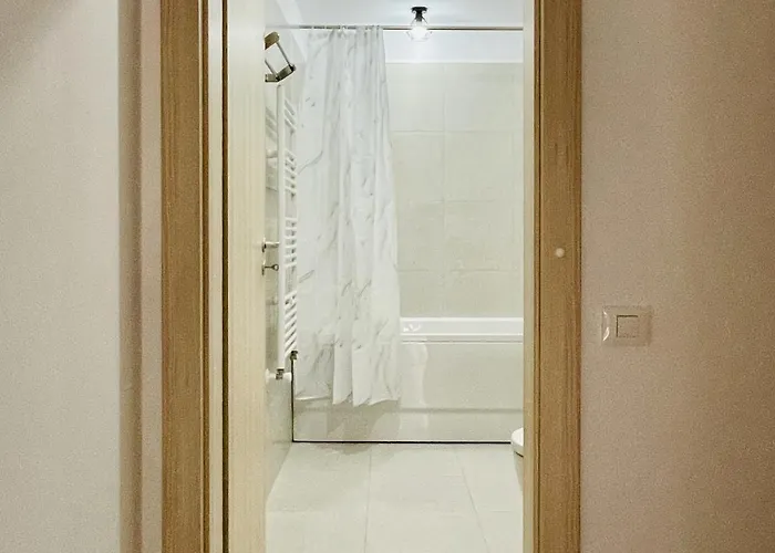 Mountain Crib In Urban Plaza W. Parking & Netflix *