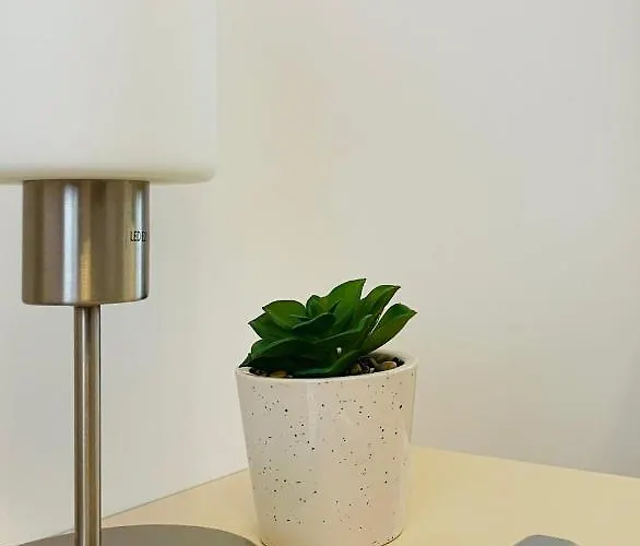 Mountain Crib In Urban Plaza W. Parking & Netflix *