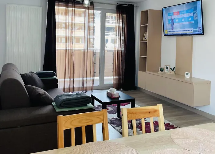 Mountain Crib In Urban Plaza W. Parking & Netflix דירה