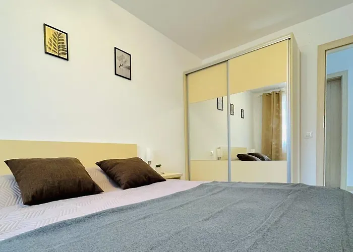 Apartment Mountain Crib In Urban Plaza W. Parking & Netflix Brasov