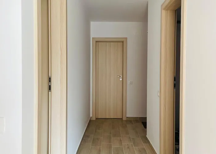 Apartment Mountain Crib In Urban Plaza W. Parking & Netflix